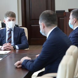 С новым руководителем теруправления провел встречу губернатор Приморского края Олег КОЖЕМЯКО. Фото – Иван Дякин (правительство региона)