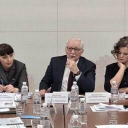 Спикер Законодательной думы Хабаровского края Ирина ЗИКУНОВА, президент Ассоциации предприятий рыбной отрасли Хабаровского края Сергей РЯБЧЕНКО, проект-менеджер издательства «Бизнес-медиа «Дальний Восток», модератор круглого стола Дарья ФИЛИППОВА