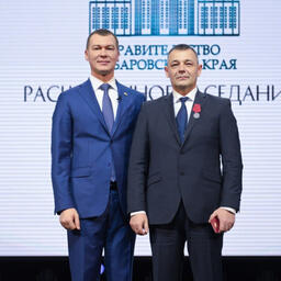 Губернатор Хабаровского края Михаил ДЕГТЯРЕВ вручил медаль ордена «За заслуги перед Отечеством» II степени капитан-директору МРКТ «Петр I» Александру БУХИННИКУ. Фото пресс-службы правительства региона