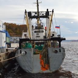Траулер у камчатского берега