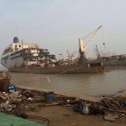 Плавучая база «Содружество» на распиле