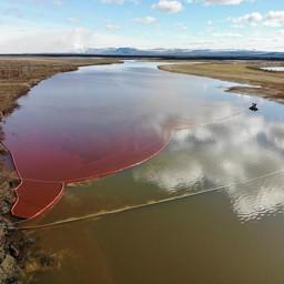 Разлив нефтепродуктов на воде сдерживают боновыми заграждениями. Фото пресс-службы Росприроднадзора