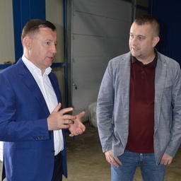 Заместитель руководителя Росрыболовства Петр САВЧУК пожелал успехов предприятию и предложил заместителю директора «Фишеринг Сервис» Дмитрию ФЕДОРОВУ подумать о включении филиала в режим одной из ТОР 