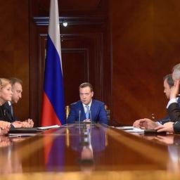 Работу по продвижению Национальной технологической инициативы председатель правительства Дмитрий МЕДВЕДЕВ обсудил с вице-премьерами. Фото пресс-службы кабмина