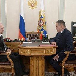 Глава государства Владимир Путин провел рабочую встречу с вице-премьером – полпредом Президента в ДФО Юрием Трутневым. Фото пресс-службы президента РФ.