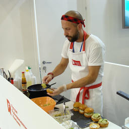 «Русская рыбопромышленная компания» угощала гостей и участников Seafood Expo Russia фитнес-бургерами с минтаем