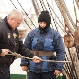 Боцман первой грот-мачты Игорь Чинков дает мастер-класс по вязанию узлов. Фото Александра Кучерука.