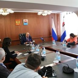 О потенциальных резидентах свободного порта на брифинге рассказал губернатор Камчатки Владимир ИЛЮХИН. Фото пресс-службы правительства региона