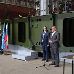 В церемонии закладки днищевой секции «Капитана Абакумова» приняли участие гендиректор компании «Карат-1» Андрей КИСЕЛЕВ и врио гендиректора Северной верфи Игорь ОРЛОВ. Фото пресс-службы судостроительного завода