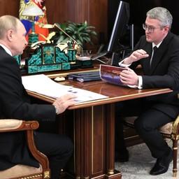 Президент Владимир ПУТИН и губернатор Камчатки Владимир СОЛОДОВ обсудили социально-экономическое развитие региона. Фото пресс-службы главы государства