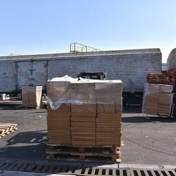 Погрузка рыбопродукции в рефвагоны в порту Владивостока