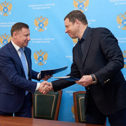 24 мая Росрыболовство заключило с пользователями договоры: под инвестиционные квоты будут построены 24 судна для Северного бассейна. Документы с представителями компаний подписал заместитель руководителя федерального агентства Петр САВЧУК. Фото пресс-службы ФАР
