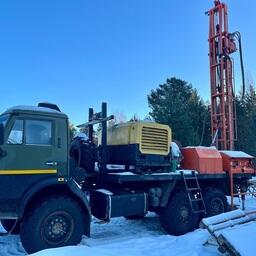 На производственной площадке Онежского рыбоводного завода ведется бурение опытных скважин. Фото пресс-службы Главрыбвода