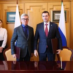  Подписи под документом поставили президент ВАРПЭ Герман ЗВЕРЕВ и губернатор Дмитрий ДЕМЕШИН. Фото пресс-службы правительства Хабаровского края
