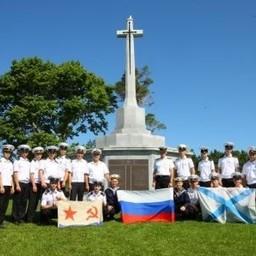 Возложение цветов у мемориала погибшим морякам