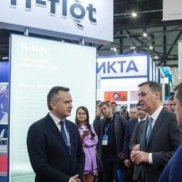 Председатель Союза рыбопромышленников региона Илья РАКОВСКИЙ у стенда K-flot пообщался с руководством отрасли