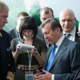 Виктор ЗУБКОВ у стенда Приморского края
