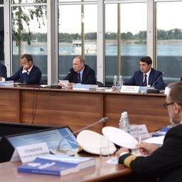 Заседание президиума Госсовета по вопросу развития внутренних водных путей провел в Волгограде глава государства Владимир ПУТИН. Фото пресс-службы президента