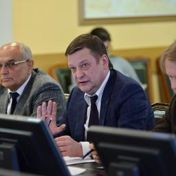 О подготовке к перезаключению договоров на заседании рассказал начальник управления экономики и инвестиций Росрыболовства Михаил МЕДВЕДЕВ. Фото пресс-службы федерального агентства