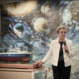 Президент Музея Мирового Океана в Калининграде Светлана Геннадьевна СИВКОВА с макетом траулера-рекордсмена «Петр I», который тоже ведет промысел тралами «Атлантика». Фото предоставлено компанией «Фишеринг Сервис»