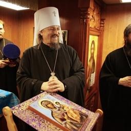 Митрополит Белгородский и Старооскольский Иоанн подарил барку икону «100-летие канонизации святителя Иоасафа, епископа Белгородского, чудотворца». Фото Александра Кучерука.