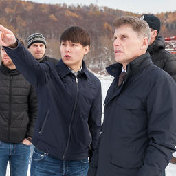 Президент фонда «Родные острова» Александр КАН и губернатор Сахалинской области Олег КОЖЕМЯКО на площадке строительства современного спортивного комплекса