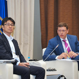Директора MSC по Японии КОЗО Иси (Kozo Ishii) и президент Ассоциации добытчиков крабов Дальнего Востока Александр ДУПЛЯКОВ