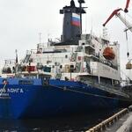 5 августа у причала Владморрыбпорта разгружали судно «Пролив Лонга»