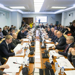 Рабочая группа Совета Федерации рассмотрела резонансный законопроект о продаже 50% крабовых квот через аукционы. Фото пресс-службы СФ