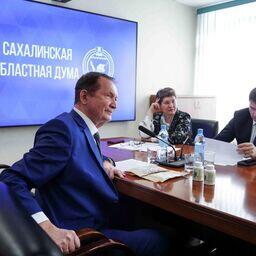 Депутаты Сахалинской областной думы заслушали информацию о пищевом продукте из дальневосточных бурых морских водорослей. Фото пресс-службы регионального парламента