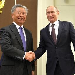 Президент России Владимир ПУТИН и глава Азиатского банка инфраструктурных инвестиций Цзинь ЛИЦЮНЬ. Фото пресс-службы Кремля