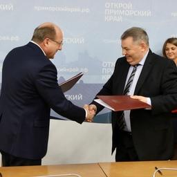 От Находкинского судоремонтного завода контракты подписал генеральный директор завода Николай БОЛГАР, от рыбопромышленных компаний – президент ГК «Антей» Иван МИХНОВ. Фото пресс-службы правительства Приморского края
