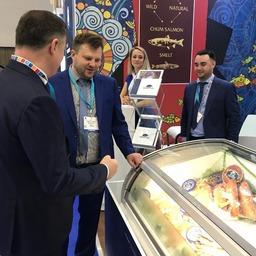 Российский лосось и красная икра от «Дикого Улова» на выставке в Брюсселе. Фото пресс-службы Росрыболовства