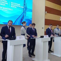 Документ скрепили подписями председатель правления, директор фонда «Росконгресс» Александр СТУГЛЕВ, губернатор Приморского края Олег Кожемяко и председатель наблюдательного совета АНО «Агентство по продвижению рыбной продукции» Александр МИХАЙЛОВ. Почетным гостем церемонии стал глава Росрыболовства Илья ШЕСТАКОВ