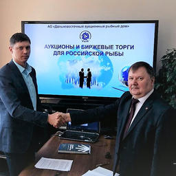 Вице-президент ООО «Камчатское морское пароходство» Валентин НИТЧЕНКО и генеральный директор АО «Дальневосточный аукционный рыбный дом» Сергей ЛЕЛЮХИН
