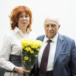 Лауреат премии «За достижения в селекционно-племенной работе» — рыбовод-селекционер племенного рыбопитомника «Шараповский» Ирина ЗАКУСИЛО и председатель правления Росрыбхоза Василий ГЛУЩЕНКО