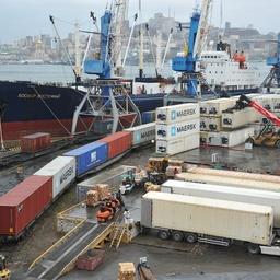 Перегрузка рыбопродукции во Владивостокском морском рыбном порту
