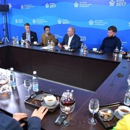 Глава государства Владимир ПУТИН с участниками Всемирного фестиваля молодежи и студентов. Фото пресс-службы президента РФ