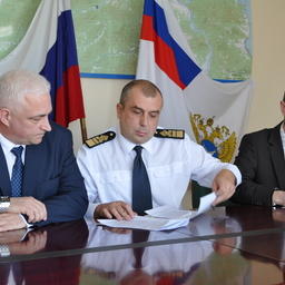 Подписание соглашения в области рыбоохраны с Ассоциацией рыбохозяйственных предприятий Хабаровского края и Амурского бассейна (АРПА). Фото с сайта Амурского ТУ Росрыболовства