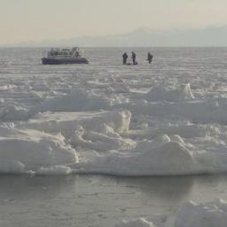 На помощь беспечным рыболовам пришло спасательное судно на воздушной подушке. Фото пресс-службы главного управления МЧС России по Магаданской области
