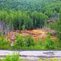Самоизлив шахты имени Калинина вблизи города Губаха в КУБе. Фото Николая Максимовича («Википедия»). Файл доступен по лицензии Creative Commons Attribution 3.0 Unported