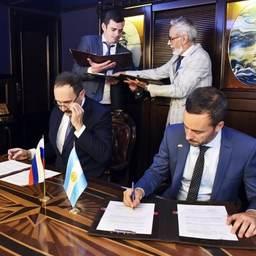 Протокол первой сессии комиссии по рыбному хозяйству представители России и Аргентины подписали на борту «Крузенштерна». Фото пресс-службы Росрыболовства