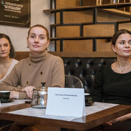 Партнер «Моремании» на Покровке Полина ИЛЬИНА, генеральный директор «СК Сервис», компании-оператора сети «Моремания» Оксана ИЛЬИНА и директор по закупкам подразделения морепродуктов «Северной компании» Светлана ОВЧИННИКОВА