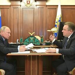 Гендиректор ОСК Алексей РАХМАНОВ на встрече с президентом Владимиром ПУТИНЫМ рассказал о заказах в сфере гражданского судостроения. Фото пресс-службы главы государства