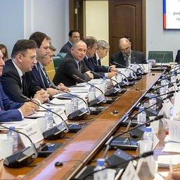 Проблемы и перспективы научного обеспечения рыболовства и аквакультуры обсудили на круглом столе в профильном комитете Совета Федерации. Фото пресс-службы СФ