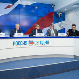 Председатель Российского профсоюза работников рыбного хозяйства Владимир КРУГЛОВ, заместитель гендиректора Выборгского судостроительного завода Андрей ПОПОВ, президент ВАРПЭ Герман ЗВЕРЕВ, руководитель Ассоциации добытчиков краба Дальнего Востока Александр ДУПЛЯКОВ, замдиректора АТФ Николай НАЗАРЕНКО
