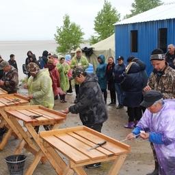 Рыбаки продемонстрировали навыки изготовления орудий лова. Фото краевого минприроды