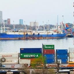 «Владивосток-2000» у причала в столице Приморского края
