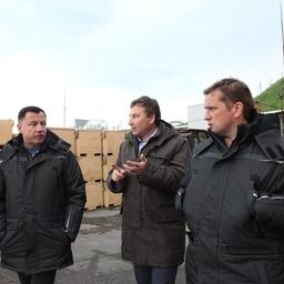 Заместитель руководителя Росрыболовства Петр САВЧУК, генеральный директор Южно-Курильского рыбокомбината Константин КОРОБКОВ и руководитель Росрыболовства Илья ШЕСТАКОВ на Кунашире