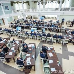 Тему регулирования промысла лососей на Северных Курилах прокомментировали участники парламентских слушаний на Сахалине. Фото пресс-службы областной думы